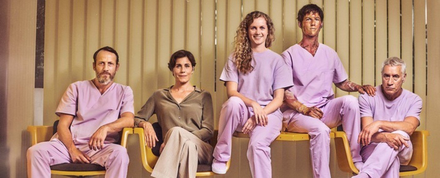 Vorstadt-Mutter wird in Koproduktion zur Superheldin