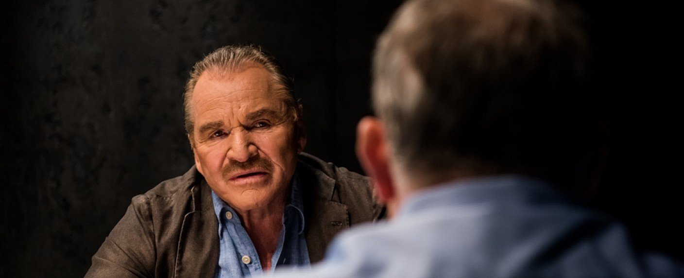 Schauspieler stehen als Serienmörder vor der Kamera