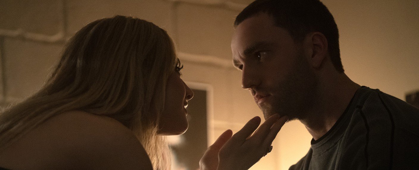 Erste Bilder zur neuen Runde der Romanverfilmung um toxische College-Romanze enthüllt