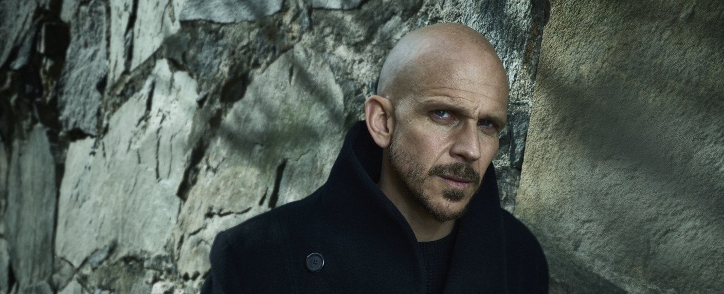 Gustaf Skarsgård ("Vikings", "Oppenheimer") als Kommissar Wallander in neuer Mankell-Adaption Gustaf Skarsgård ("Vikings", "Oppenheimer") als Kommissar Wallander in neuer Mankell-Adaption