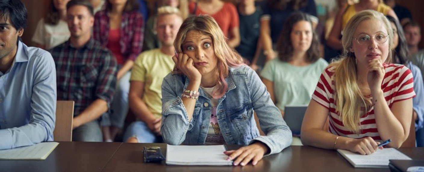 Hanna Plaß als Plattenbau-Girl im BWL-Studium