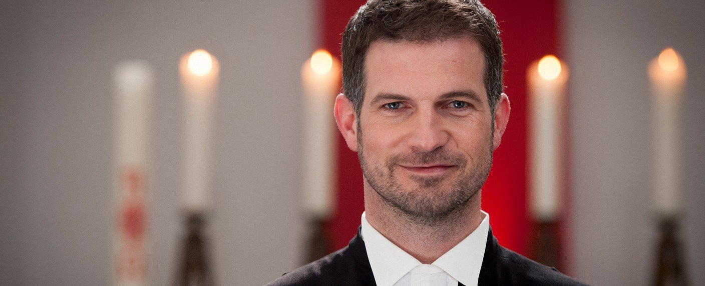 Simon Böer spielt einen evangelischen Pfarrer mit vier Söhnen