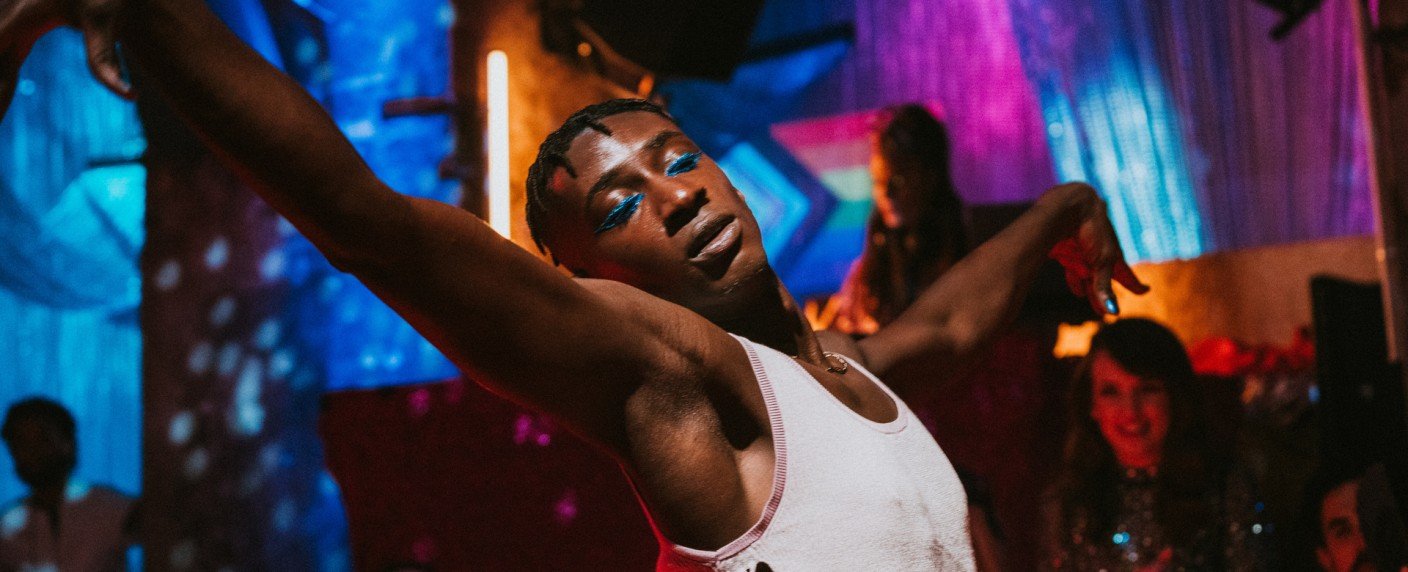 Junger Schwarzer erobert die Glamourwelt des Tanzens