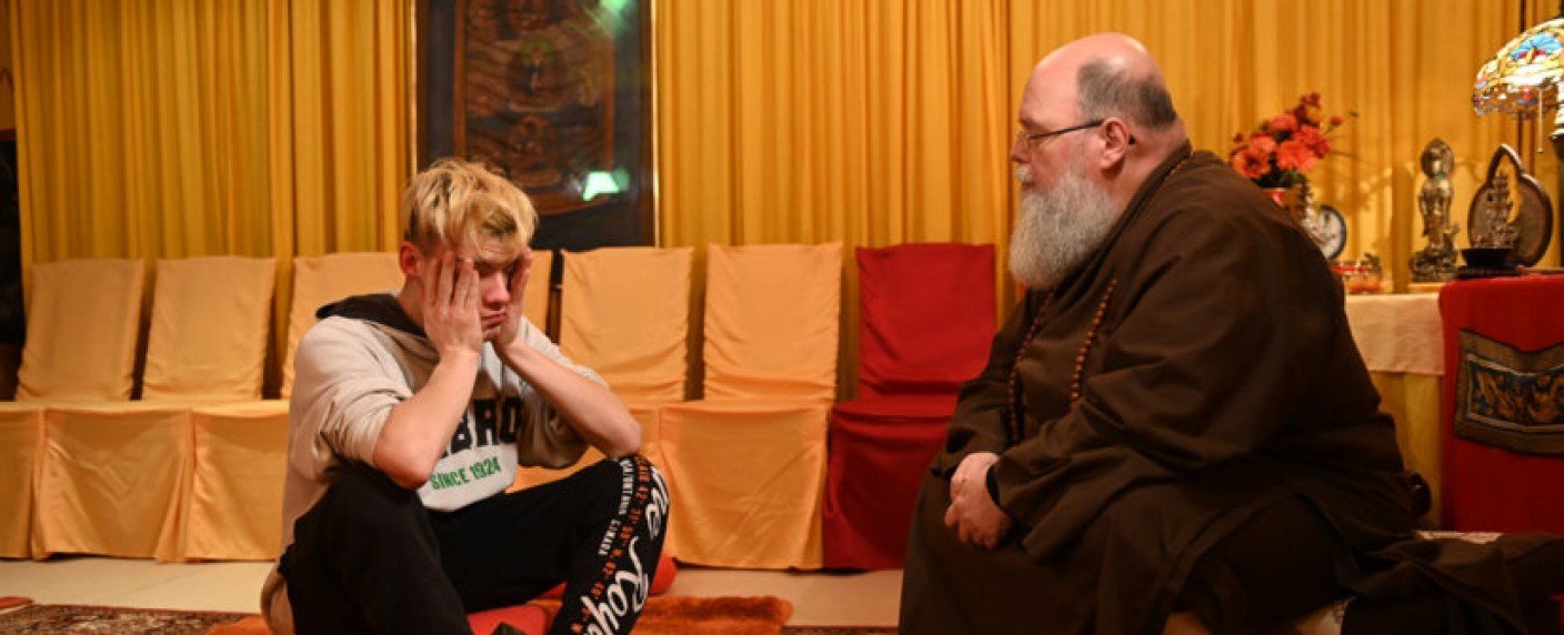 Jugendliche finden sich in vier Episoden in internationalen Einrichtungen wieder