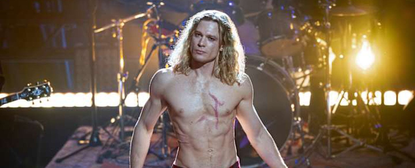 Neues Musikvideo mit Sam Reid als Rockstar wird zum Serien-Intro