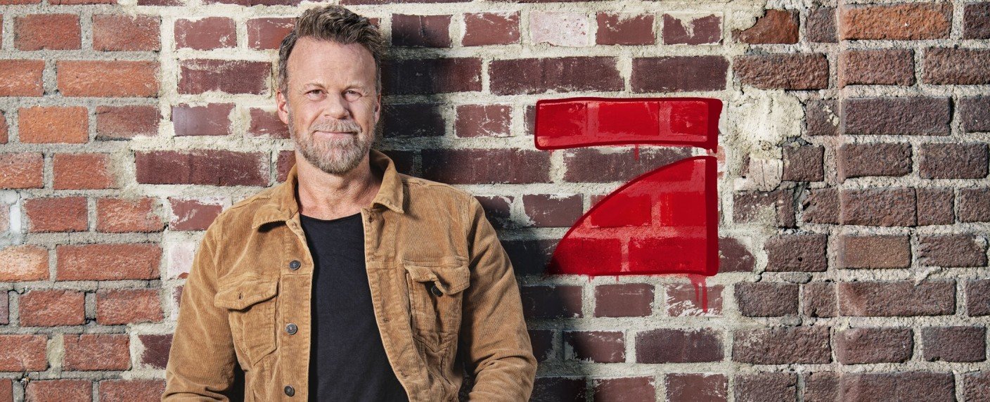 An einem Tisch mit Schwerverbrechern