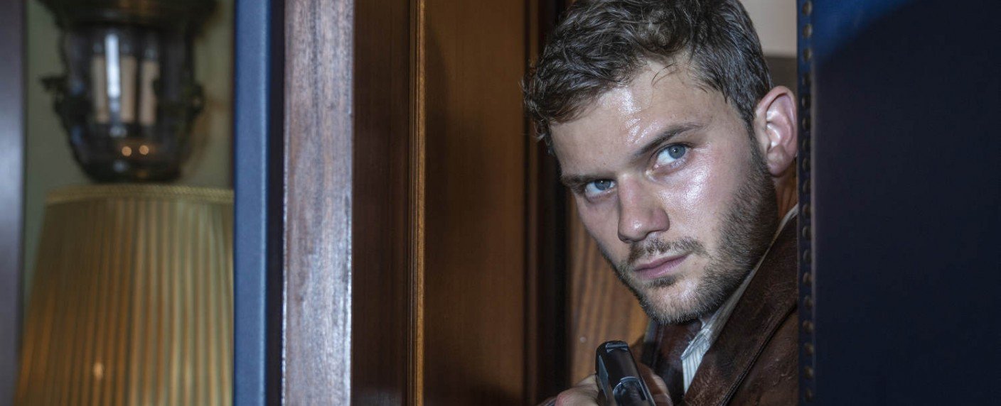 "Treadstone"-Veteran Jeremy Irvine wird zum schwulen Superhelden