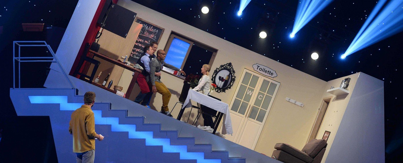 Comedy-Improshow mit Jochen Schropp auf schiefer Bühne