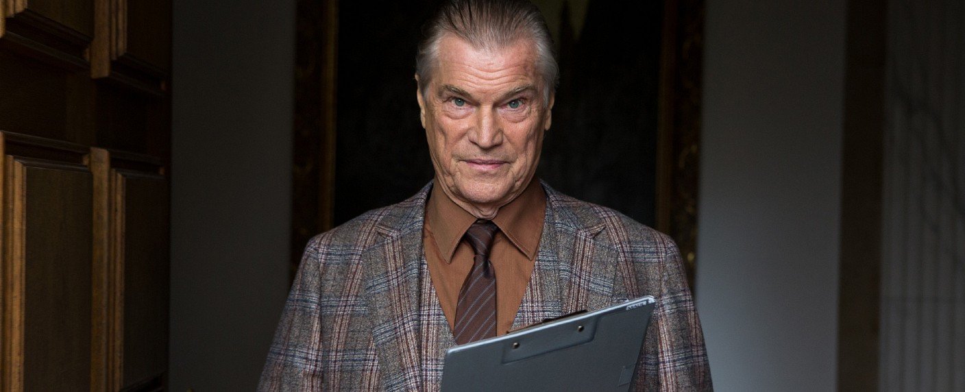 Altes Ekel verkauft Villa an ahnungslose junge Pärchen