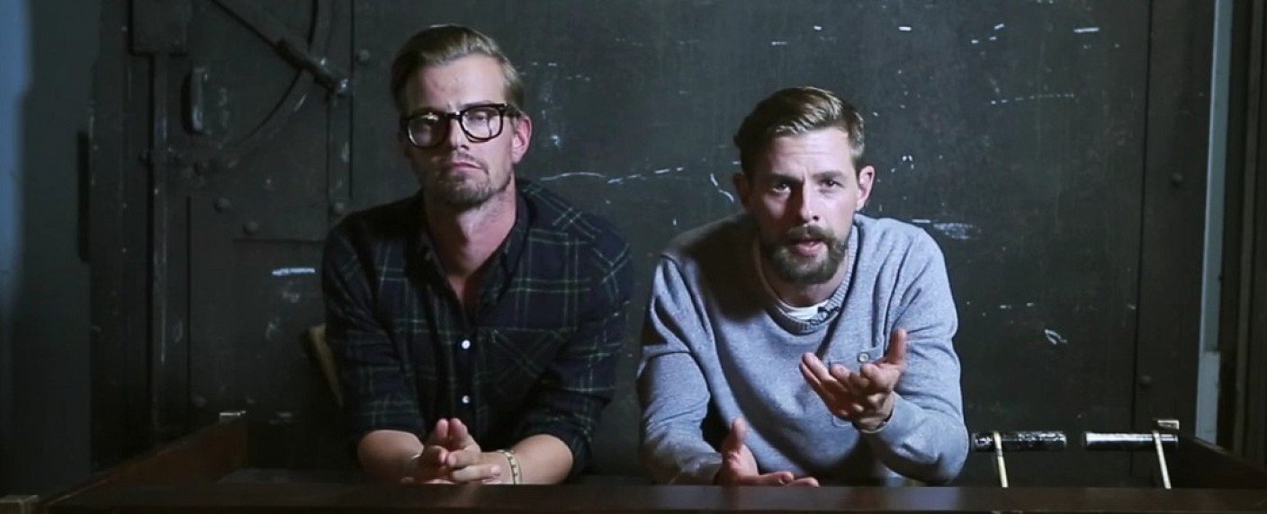 Moderatoren beziehen in Videoclip Stellung