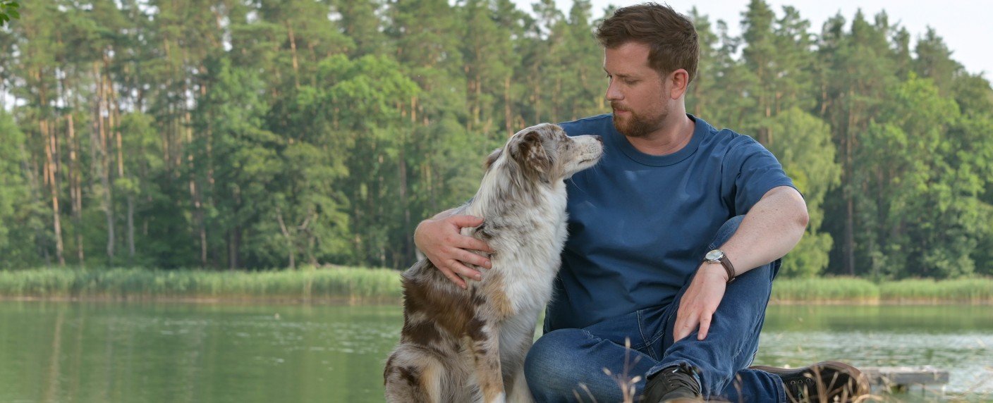 Christoph Schechinger kehrt als Psychologe mit Therapiehündin zurück