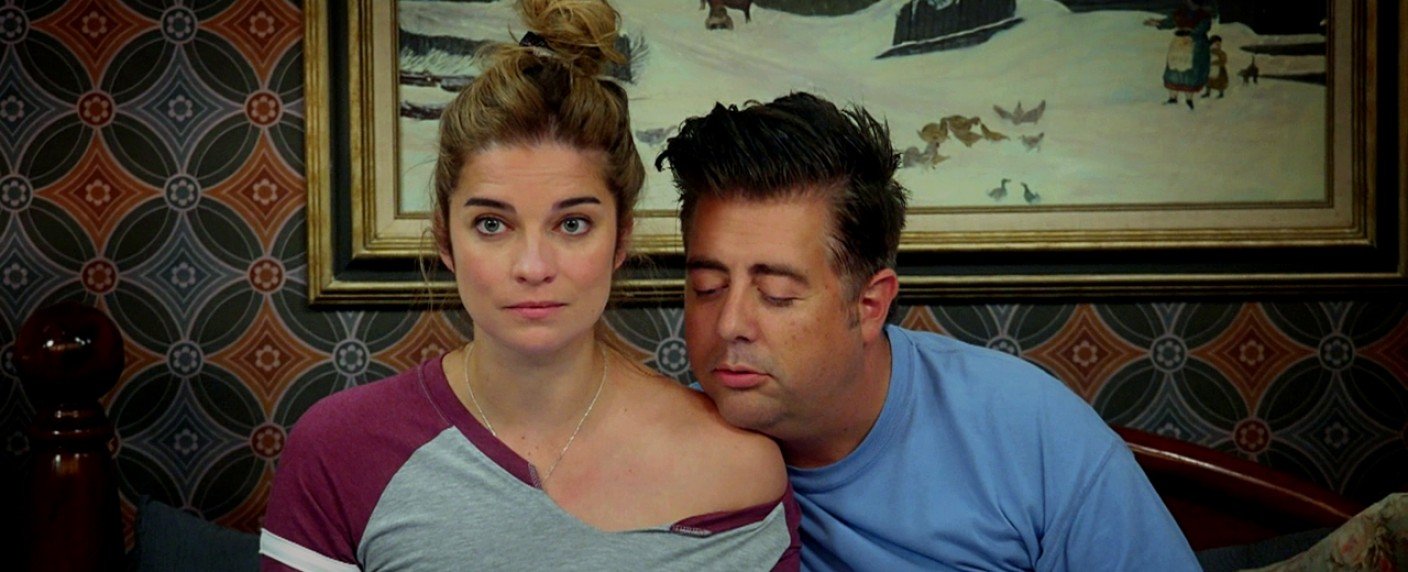 Prime-Video-Serie beleuchtet die Schattenseiten des Sitcom-Ehefrauen-Daseins