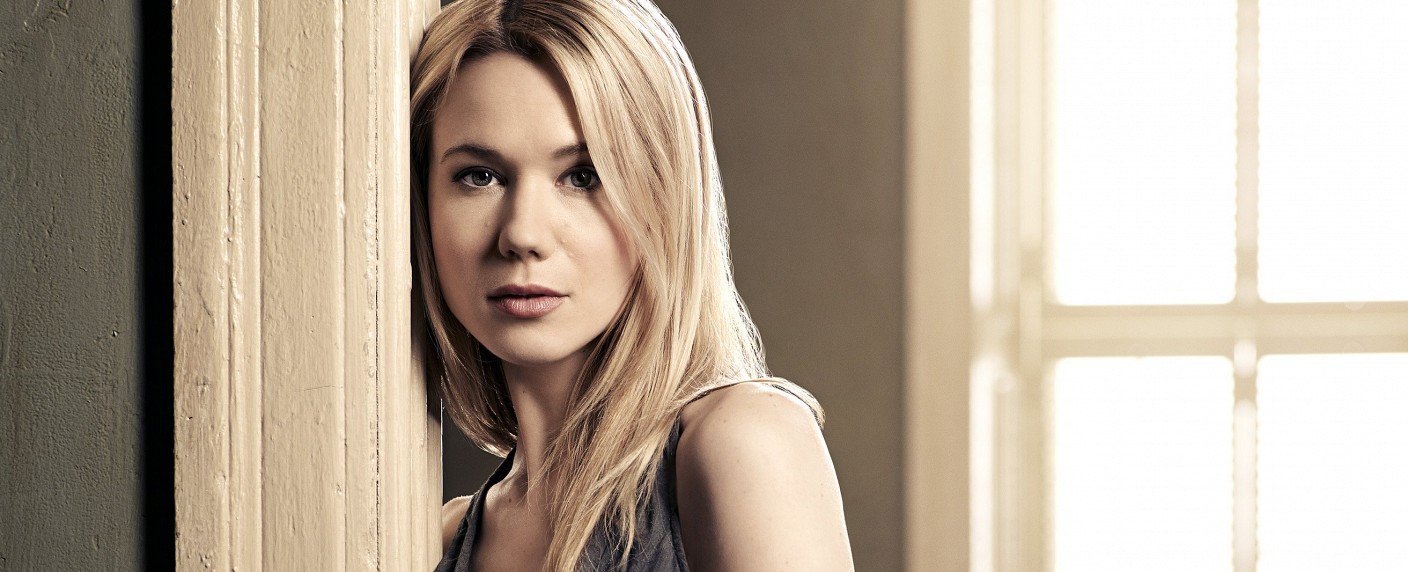 Kelsey Siepser, Adria Arjona und Oscar Jaenada neben "Being Human"-Darstellerin