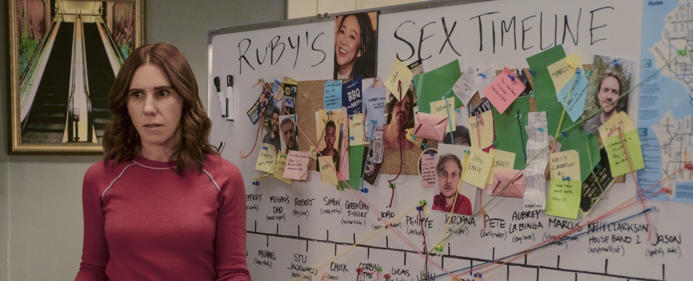 Stephanie Hsu ("The Marvelous Mrs. Maisel") sucht als Singlefrau frühere Liebhaber auf, um deren Leben zu retten