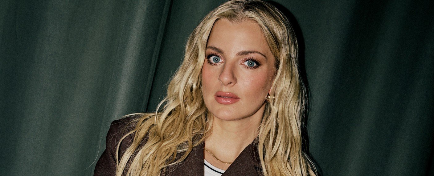 Laura Larsson moderiert Show rund um Absurditäten der digitalen Welt