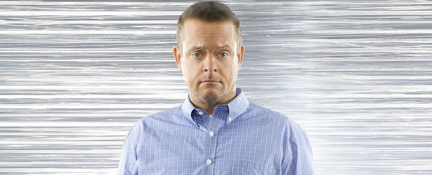 "The Neighbors"-Darsteller neben John Leguizamo