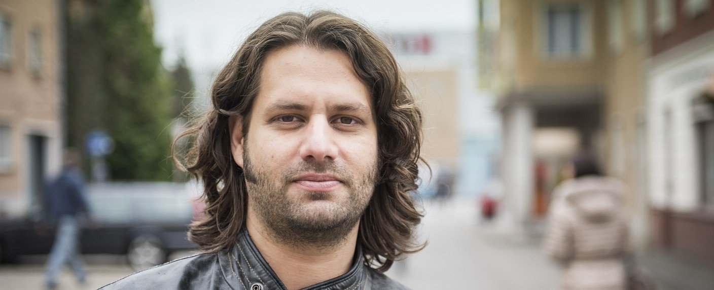 Adam Bousdoukos bringt düsteres Geheimnis mit