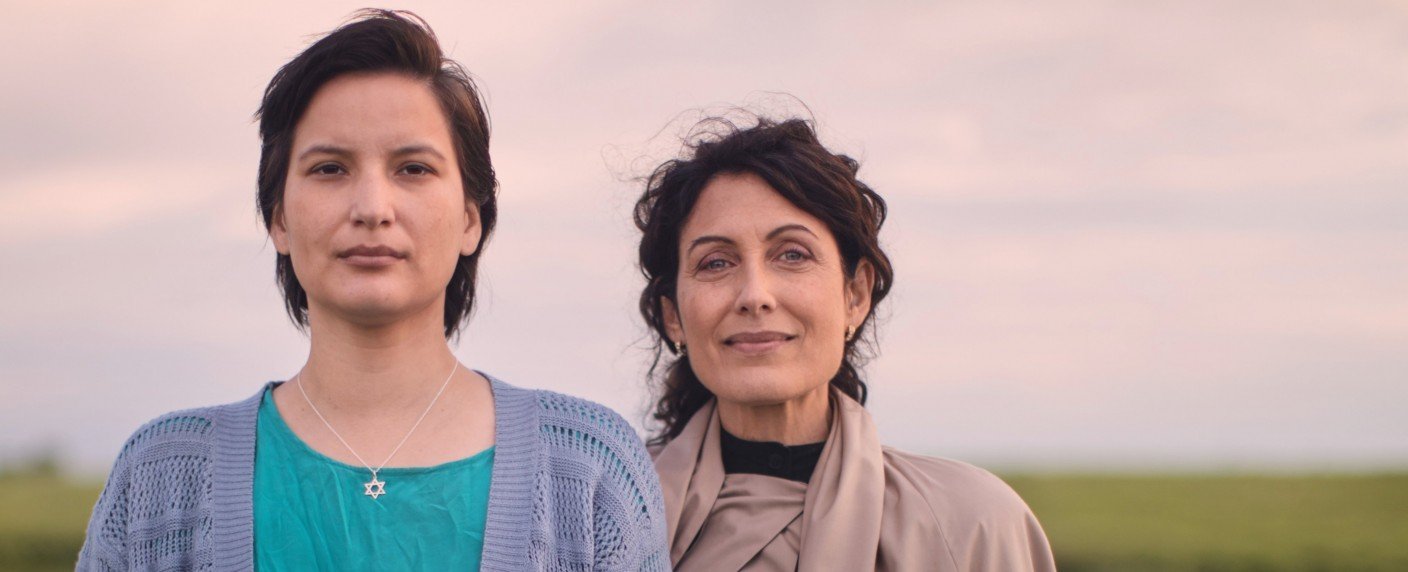 Indigene Frau sucht nach ihrer Familie und ihrer Identität