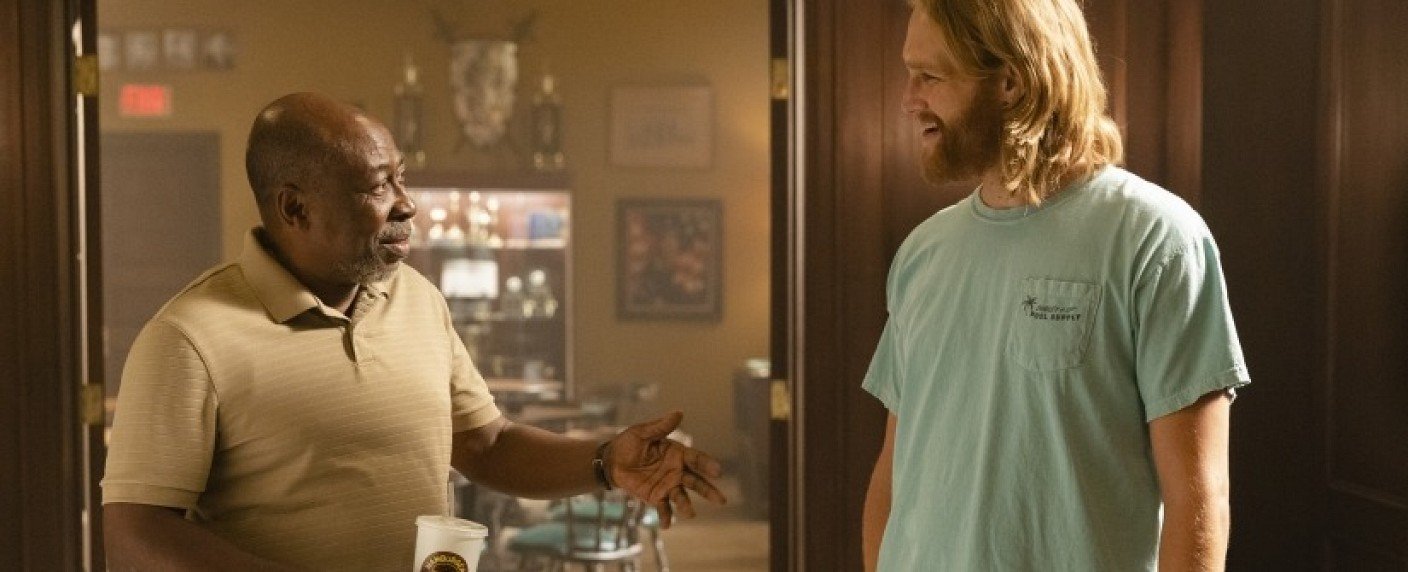 Entwurzelter Surfer findet in heimeliger Bruderschaft Anschluss