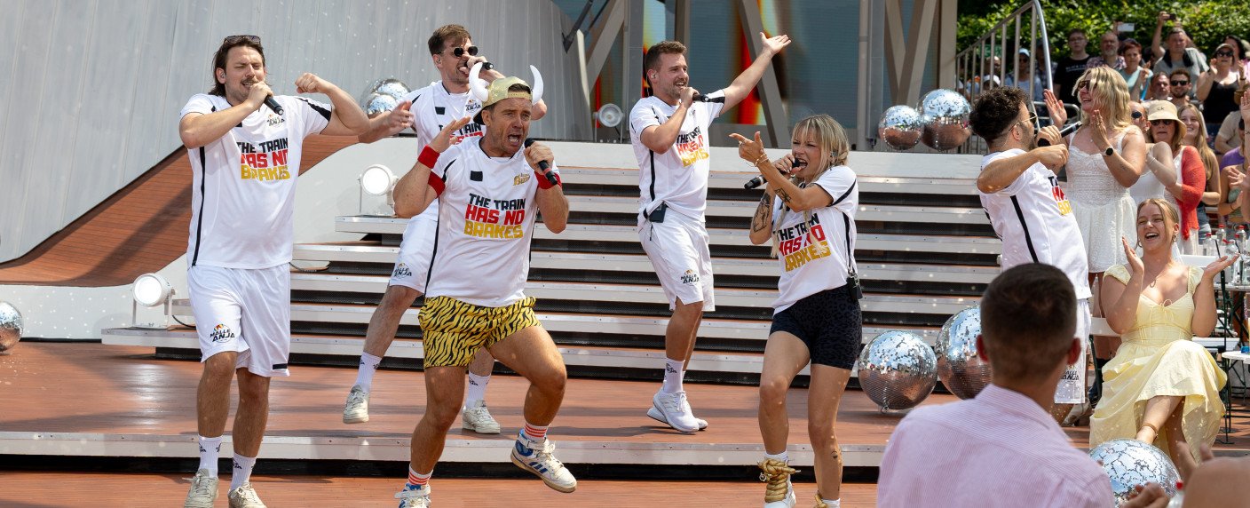 Mia Julia, Lorenz Büffel und Malle Anja präsentieren unerwarteten WM-Hit Mia Julia, Lorenz Büffel und Malle Anja präsentieren unerwarteten WM-Hit