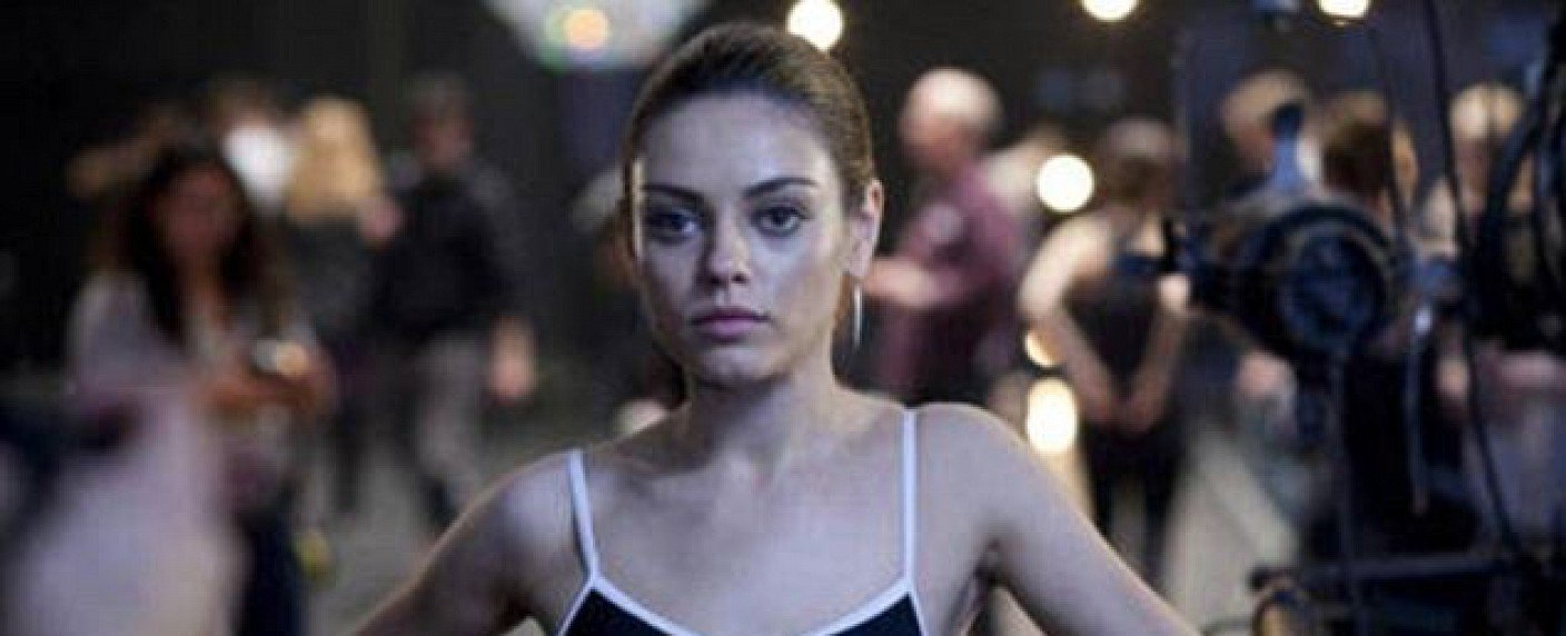 Familie während einer Nacht unter Belagerung