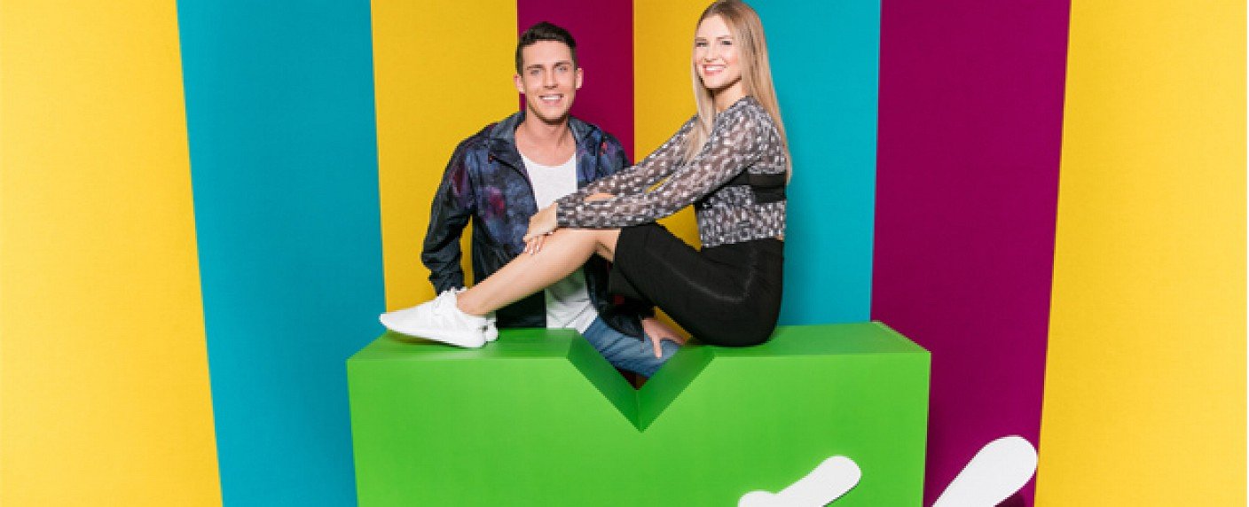 YouTuber Maren Merkel und Tobias Wolf moderieren