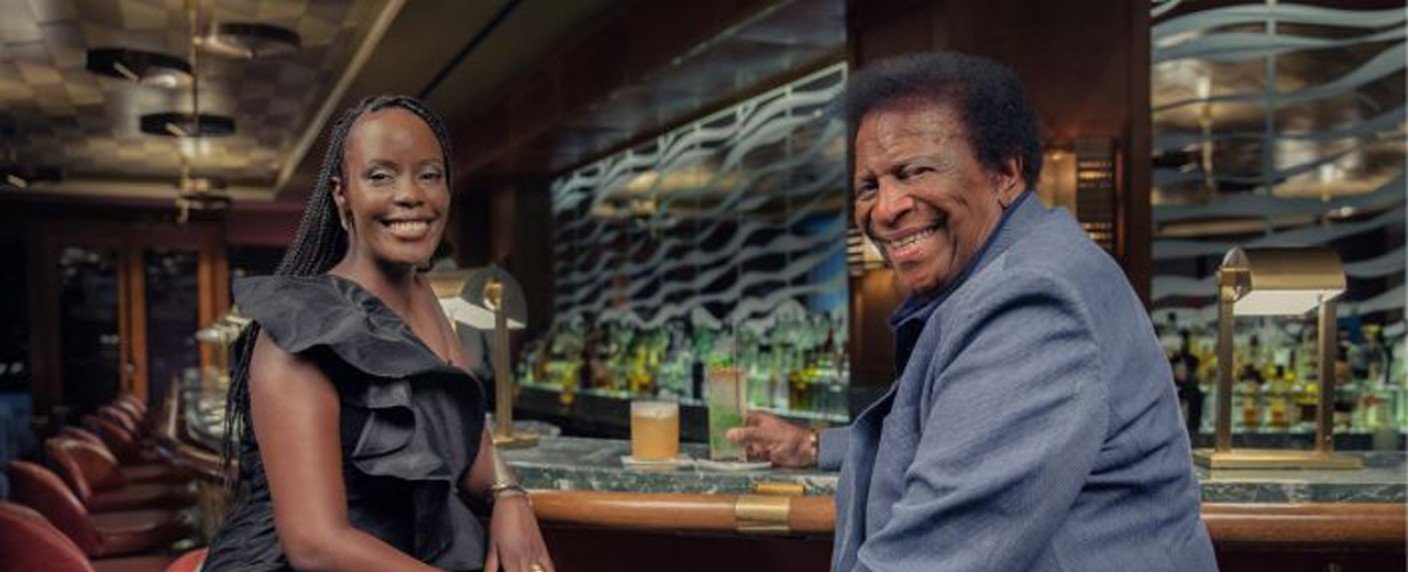 Gemütliches Treffen in Berliner Bar mit prominenten Gästen