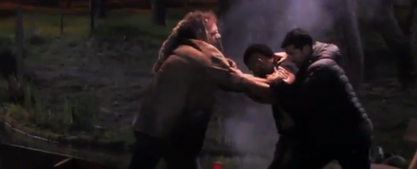 Security führt aufsässigen Bewohner ab