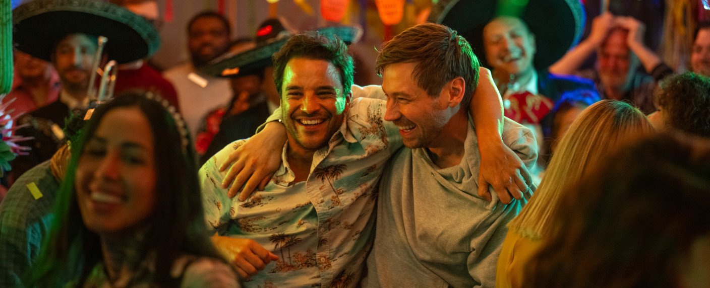 Kostja Ullmann ("Miss Sophie") und David Kross ("Parallel Me") setzen als dicke Kumpels plötzlich unterschiedliche Prioritäten Kostja Ullmann ("Miss Sophie") und David Kross ("Parallel Me") setzen als dicke Kumpels plötzlich unterschiedliche Prioritäten