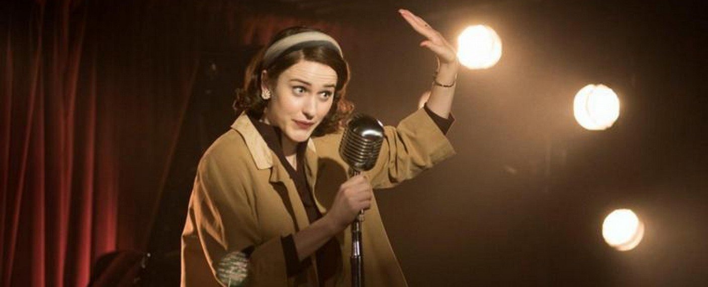 Rachel Brosnahan macht als Comedienne in den 50er Jahren Karriere