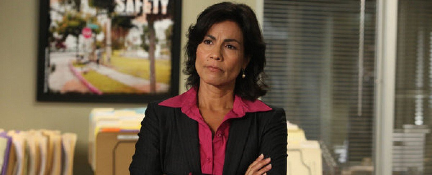 Rachel Ticotin und Katie Sarife in NBC-Pilot