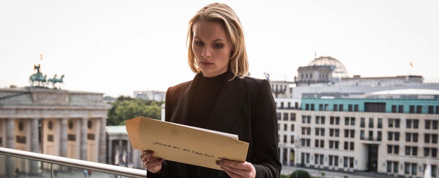 Ex-Politikerin wechselt die Seiten und gerät in ein Netz aus Korruption