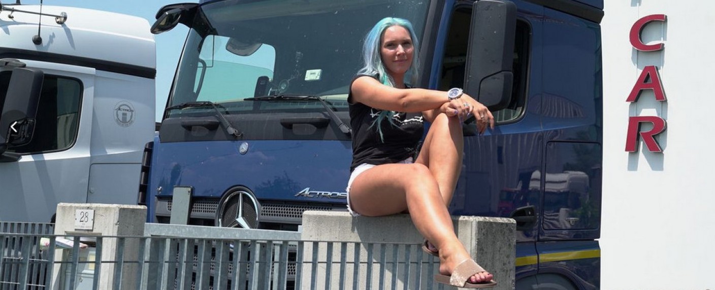 Girl Flashing Trucker