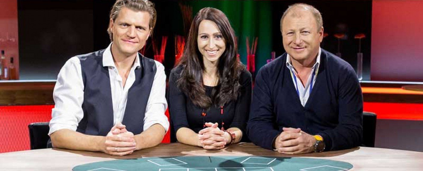 Karten spielen und Witze erz&auml;hlen in Bar-Atmosph&auml;re