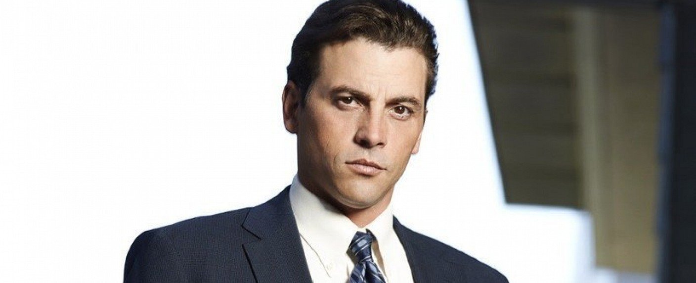 Witwer und junge Frau in grau landen in unheimlichem Hotel