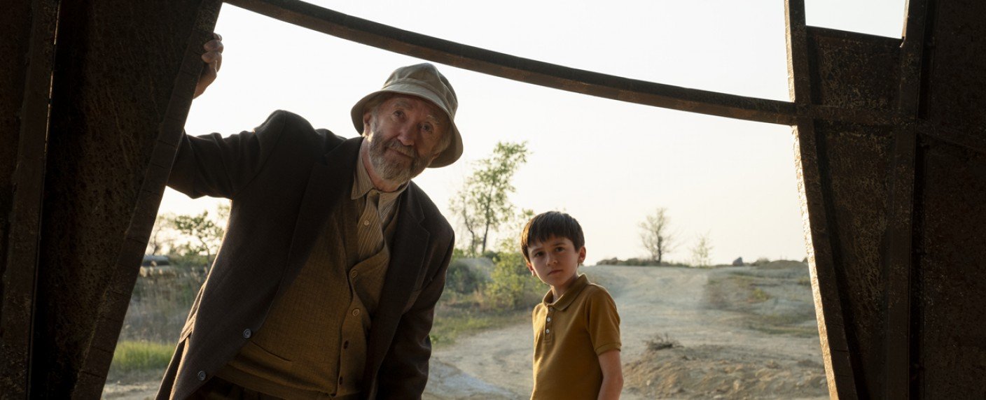 Jonathan Pryce erforscht mit Rebecca Hall das Universum