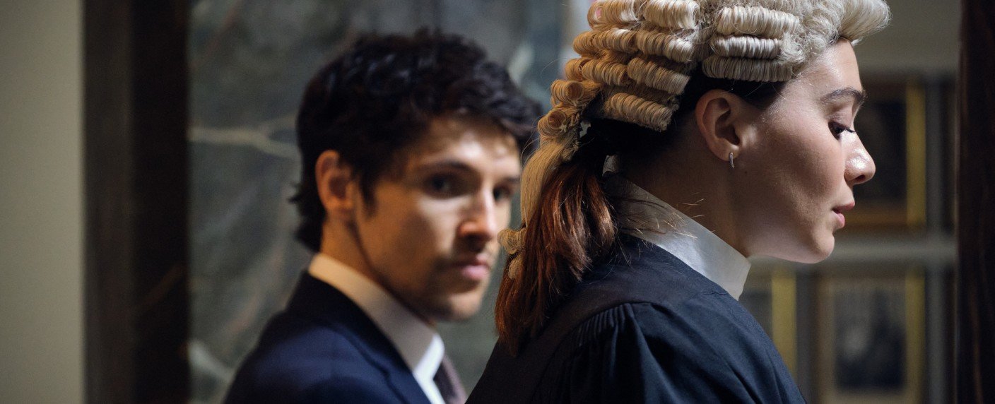 Anwältin in beklemmendem Geflecht aus Stalking und Manipulation