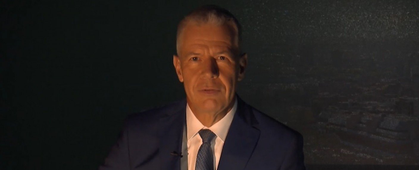 Chefsprecher moderierte mit Handylicht weiter