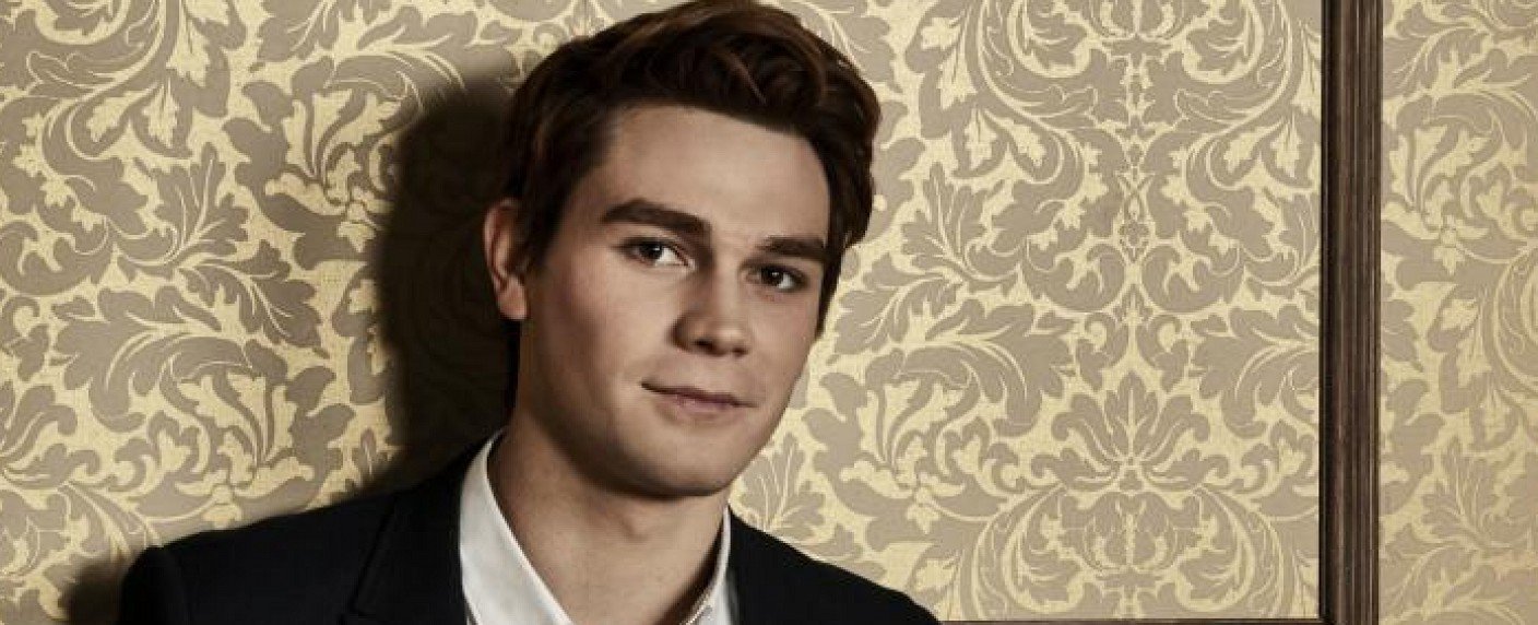 KJ Apa nach langem Drehtag auf Heimweg am Steuer eingeschlafen