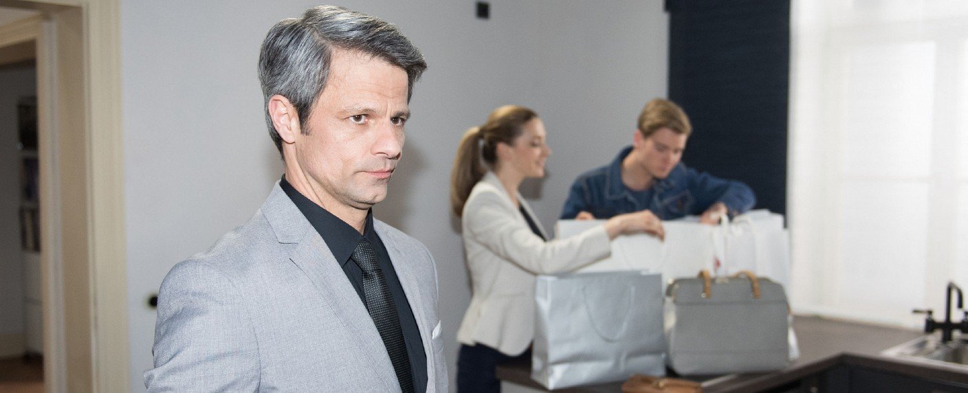 Jens Hajek als Familienvater mit dunklem Geheimnis