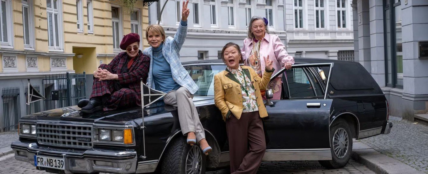 Vier rüstige Damen setzen sich gegen Betrüger zur Wehr