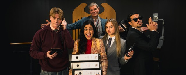 "SpyOn": Bond-Bösewicht Götz Otto ("Der Morgen stirbt nie") wird in ZDFneo-Sitcom zum Agentenausbilder