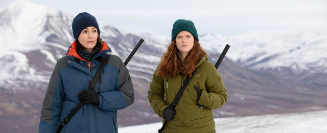 "Vigil": Suranne Jones und Rose Leslie verschlägt es in neuem Trailer in die Arktis