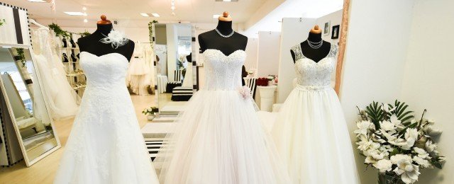 Braut wählt zwischen Hochzeitskleidern von Deutschlands besten Ausstattern