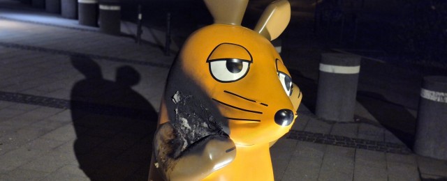 Brandanschlag auf Maus-Figur: Unbekannte zünden Statue in Köln an