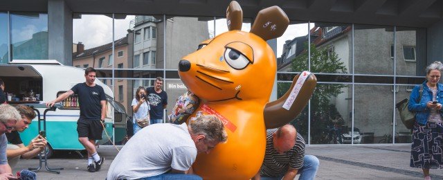 Zahlreiche Besucher versorgten verbrannte Statue mit Pflastern