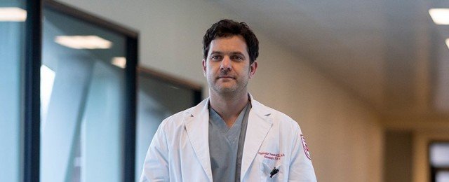 Größenwahnsinniger Neurochirurg tritt den Hippokratischen Eid mit Füßen