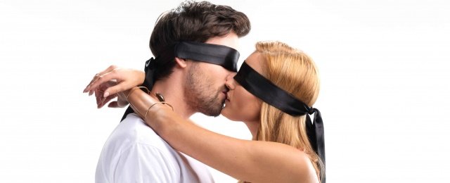 Partnersuche per Küssen mit verbundenen Augen