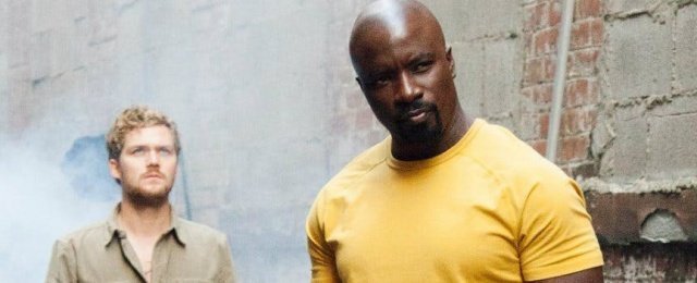 Finn Jones steht seinem "Defenders"-Kollegen erneut zur Seite