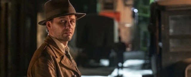 HBO-Neuauflage schickt Matthew Rhys durch eine fast klassische Film-Noir-Szenerie